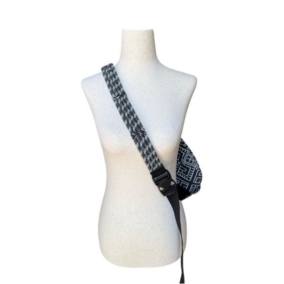 NWOT KAVU Original Rope Crossbody Bag ~ Tile Maze - Picture 3 of 14